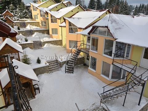 Yablunytsia, hotel "Postoialyi dvir"